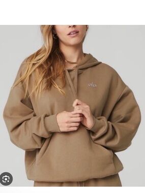 ALO Yoga accolade set in almond